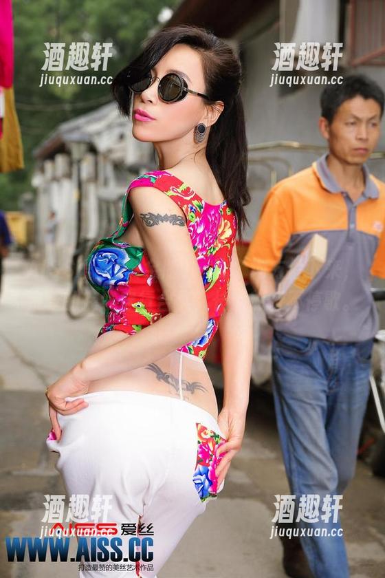 AISS爱丝(黄金版) - 找个地方停下来，索菲的在线穿行合集，长途旅行不停歇。