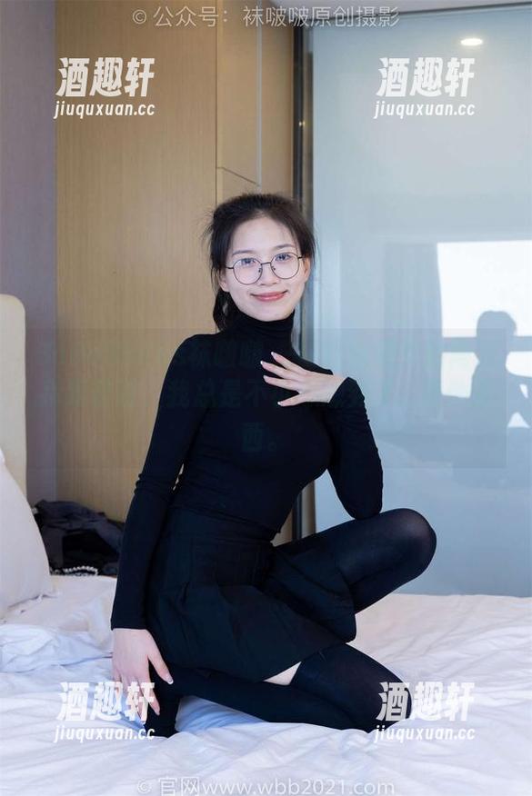 BoBoSocks袜啵啵 - 在观看果果的两双高跟鞋时，我总是不小心想到了...其他东西。