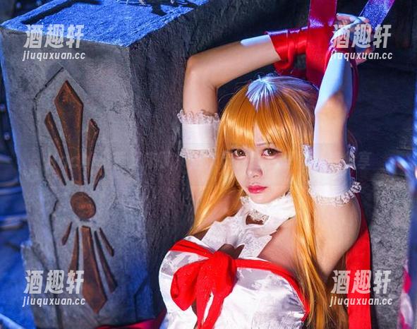 Hachi小芭又来了，这次是在图库里的红裙分享