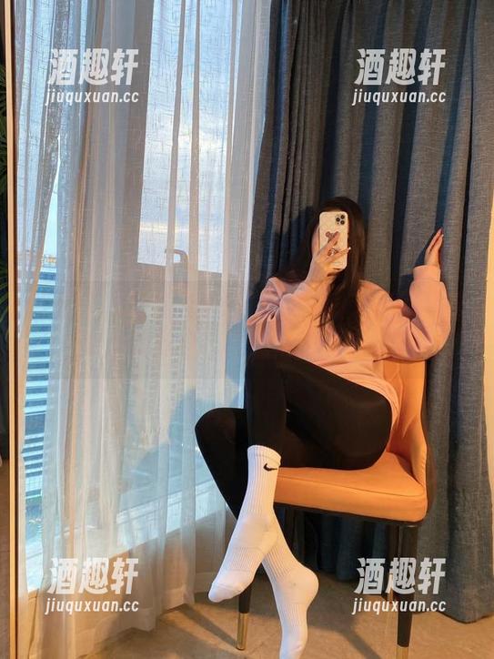 微密圈 - 图包内部消息！July芝岚的红裙一穿上就有自己的想法，谁能想到？