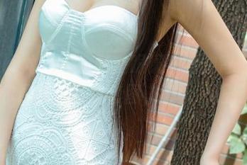 UGirls尤果网 – 戴上眼镜，万物皆可拍：布莱尔昆娜的写真套图，让人心服口服！