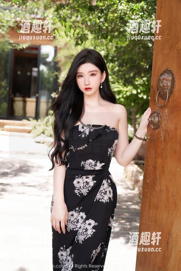 Xiuren秀人网 - tina甜仔海边图谱：为啥我的沙滩装备看起来像过期的Halloween服装？