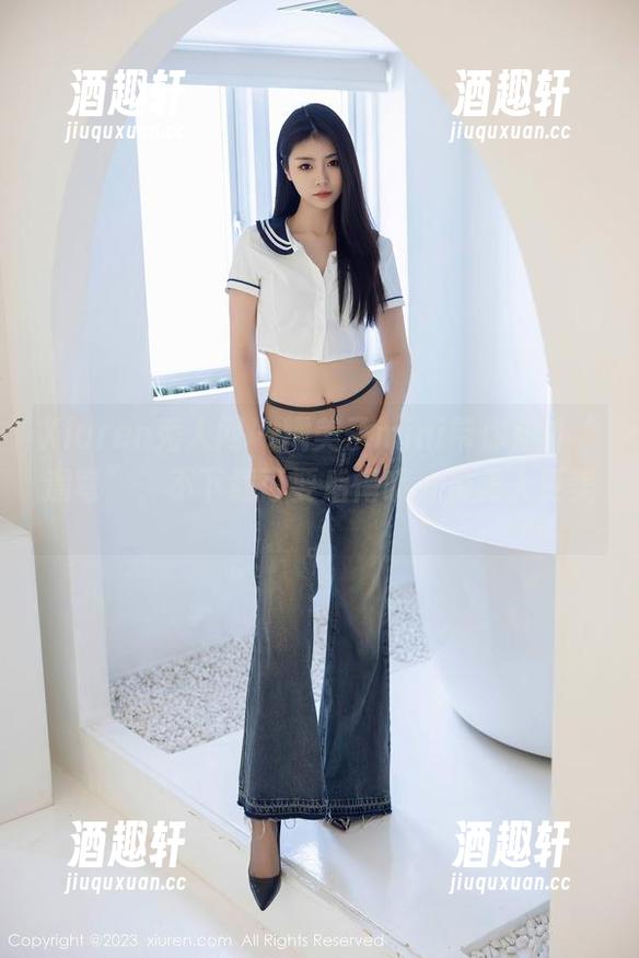 Xiuren秀人网 - 糯美子mini带你户外“遛弯”，不下载可要后悔哦，景美人更美。