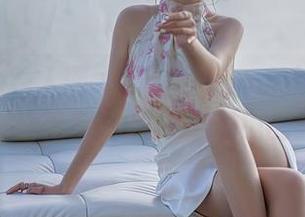 Xiuren秀人网 – 看完薇薇酱的短裙写真，我的脑海里都是裙摆摇曳的画面！