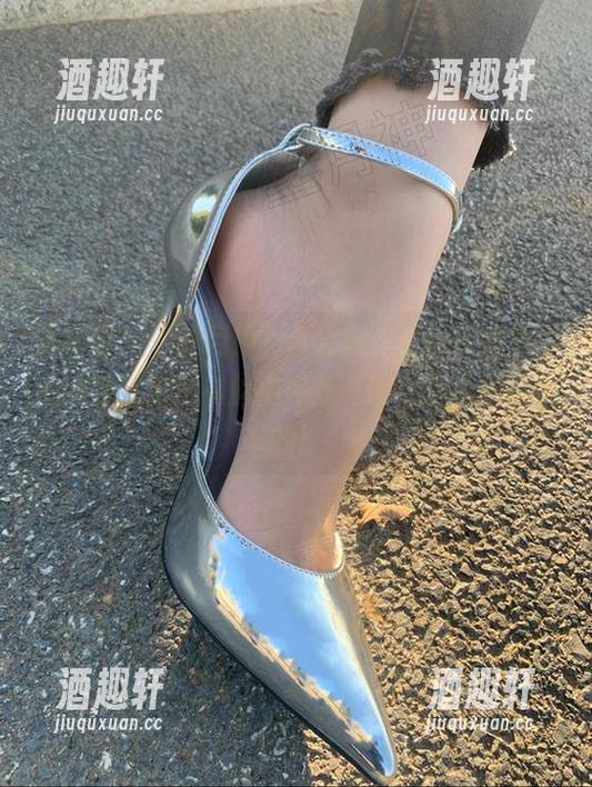 微密圈 - “丝月神”真会玩，在线观看免费的图库里居然有旗袍肉丝高跟，下载是必须的！