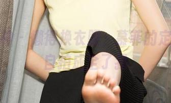 克拉女神 – 懒得换衣服，慕菲的定制丝袜自拍成全了我