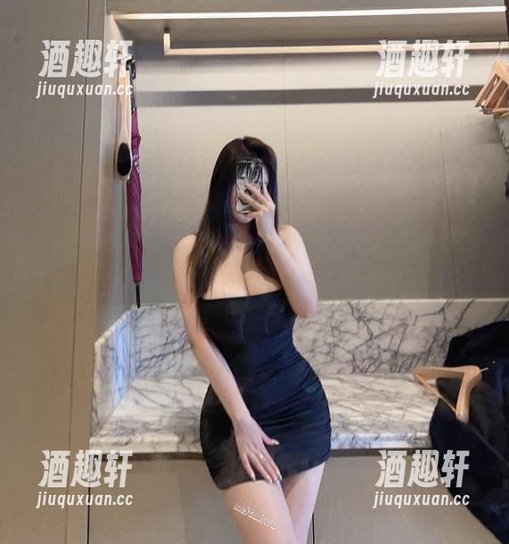 微密圈 - 私房写真里的可馨juicy，白裙随风摇曳，连空气都变得轻盈了。
