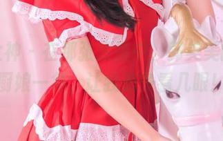 头条女神 – 在那张原图中，郭美美的黑色厨娘一角，让我想多看几眼！