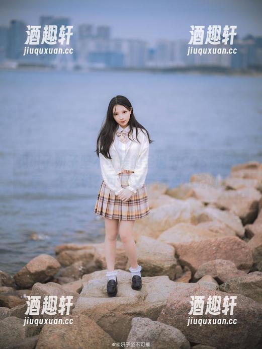 妍子坚不可摧 见识了妍子坚不可摧的圣诞节COS原图分享,怎么说?可爱又带着点小腔调。