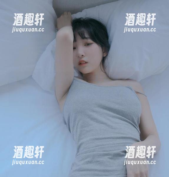 姜仁卿(강인경)的甜心定制写真，甜出新高度，撩得连镜头都想试试表情包！