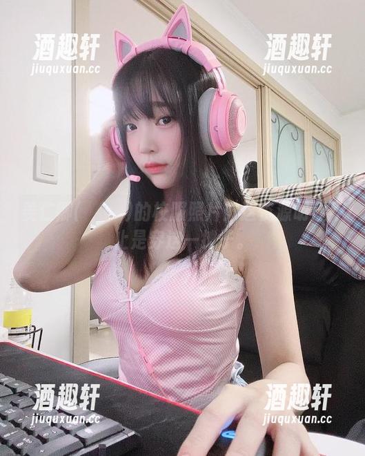姜仁卿(강인경)的校服照片：这资源明显不止是穿这一摊子。