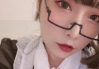 集合了小泉学姐吖的厨艺与姿态，图包果然是花样百出，整个人都飘起来了。