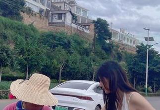 微密圈 – 当就是阿朱啊拍毛衣写真，顺便挑战‘能不能一边拍一边喝咖啡’！
