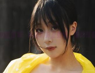 浅安安的浴缸图集：水面倒影里的她，隐约似有心事呢。