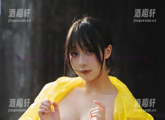 浅安安的浴缸图集：水面倒影里的她，隐约似有心事呢。