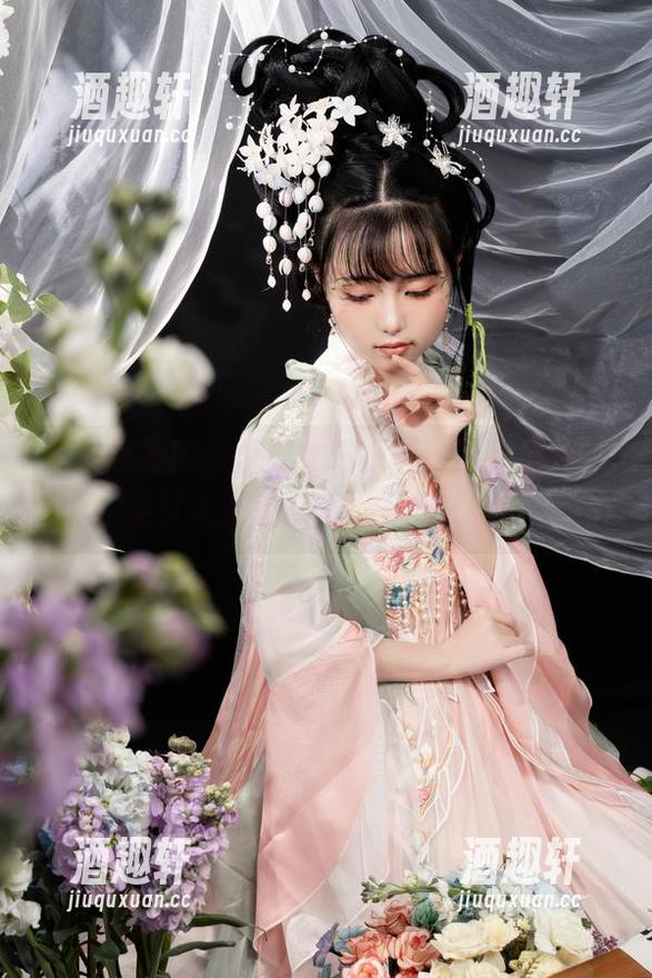 修女装扮的爆机少女喵小吉，图库里的另类引人遐想，真想下载试试。