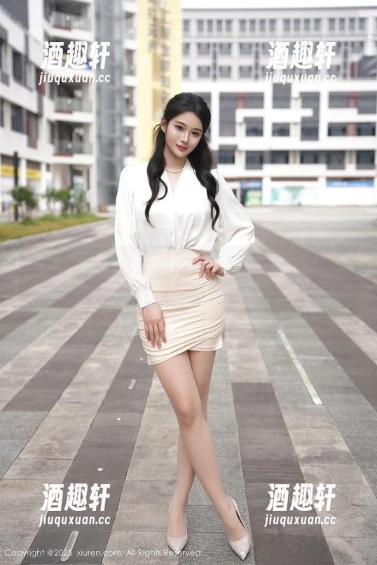 秀人网 - 图包里的唐宁宁，透着一股无可名状的少女气息，那感觉真难抓住。