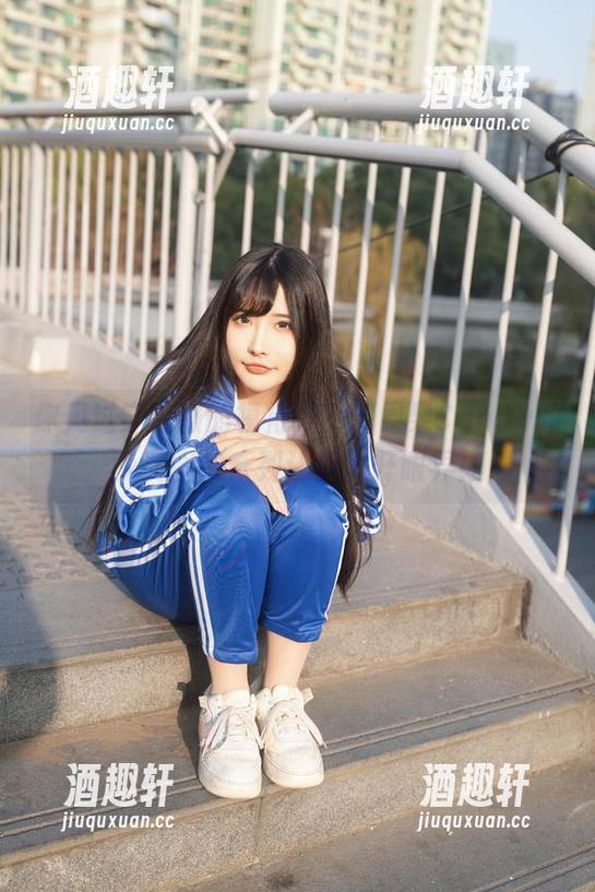 你见过穿校服的模特吗？糖果果Candy的免费图片系列让你大开眼界！