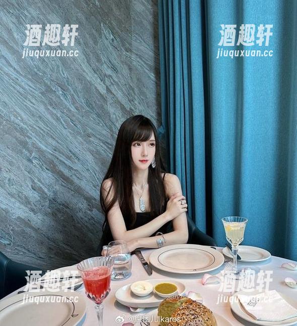 腐团儿Ikaros的海边写真，难道是让大海为她打个卡？