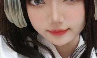 温柔原图中的许枳，摇曳的姿态和轻声细语，仿佛在说，“放下你的心事，把我好好看一遍”。