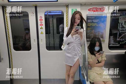 魔镜街拍：小姐姐的凉亭时光，肉丝包臀仿佛在呼喊高清的存在