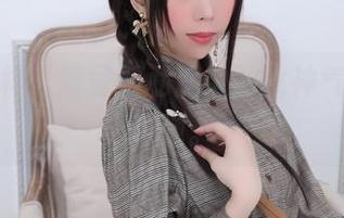 看她那样，鹿野希私房中的女神气质悄然松弛。